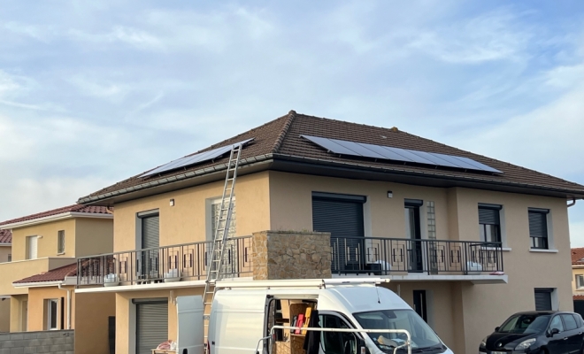 Pose panneaux photovoltaïque toit 4 pans 